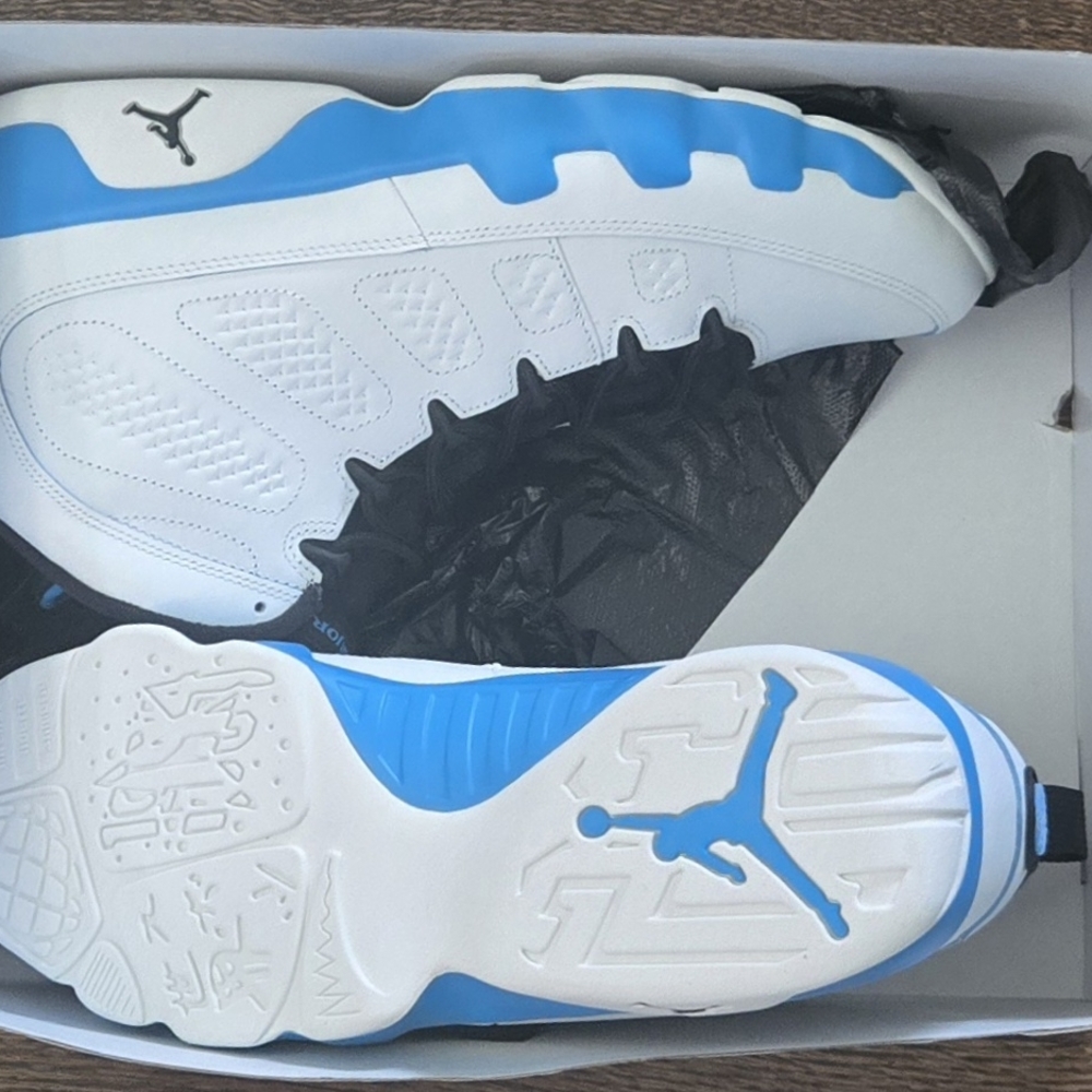 Men's Athletic Shoes - White and Blue